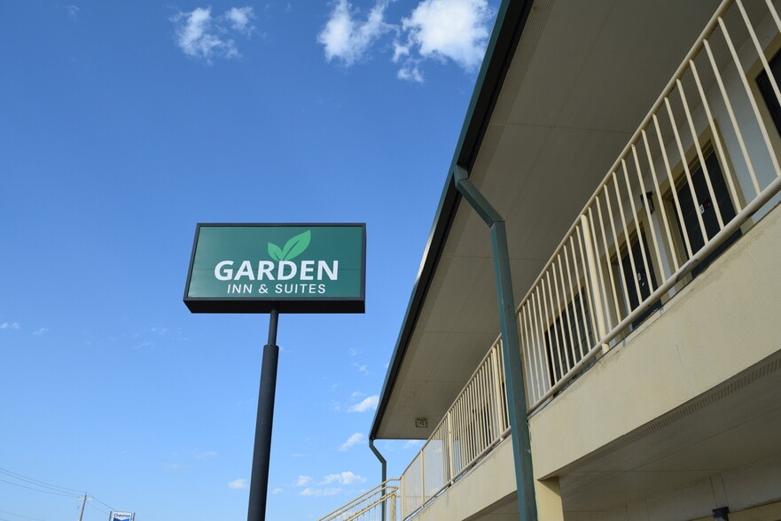 229 S Interstate 35, Pearsall, TX à vendre - Photo du bâtiment - Image 3 de 12