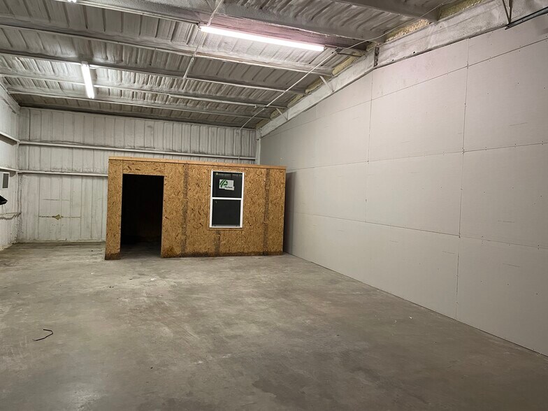 220 S 1st St, Sanger, TX à louer - Photo du bâtiment - Image 3 de 5