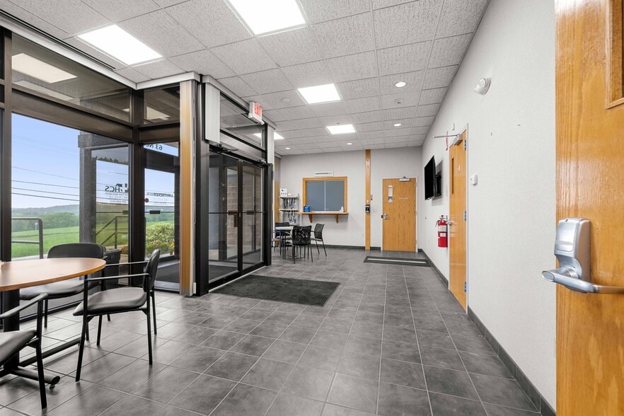 63 Neck Rd, Haverhill, MA for lease - Building Photo - Image 2 of 20