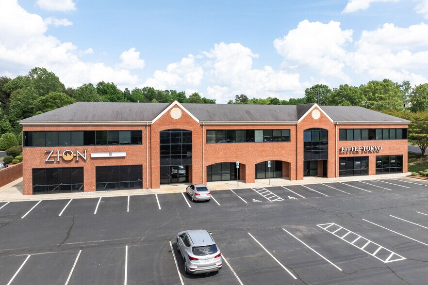 4045 Premier Dr, High Point, NC à louer - Photo du bâtiment - Image 3 de 18
