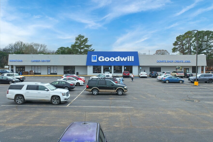 8920 Memorial Pky, Huntsville, AL for sale - Building Photo - Image 2 of 8