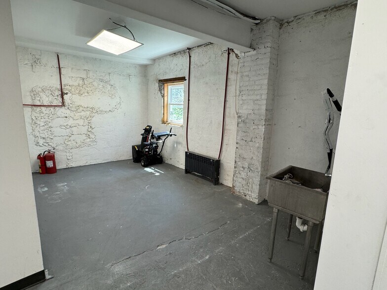244 Maple Pl, Mineola, NY for lease - Building Photo - Image 3 of 9
