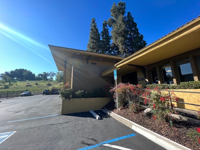 1297 W Main St, El Cajon, CA à louer - Photo du bâtiment - Image 3 de 5