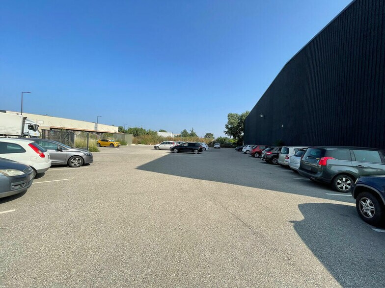 Industrial in L'ISLE-SUR-LA-SORGUE for lease - Building Photo - Image 2 of 5