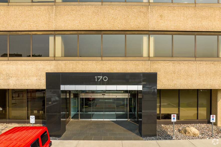 170 Attwell Dr, Toronto, ON à louer - Photo du bâtiment - Image 3 de 11