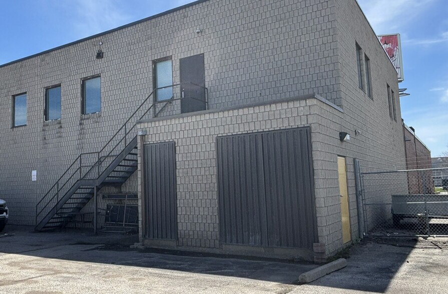 10 Meteor Dr, Toronto, ON à vendre - Photo du bâtiment - Image 3 de 18