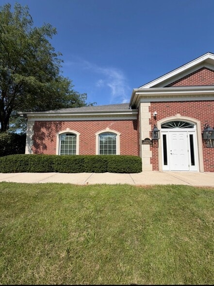 2075 Blackberry Dr, Geneva, IL for lease - Building Photo - Image 2 of 3