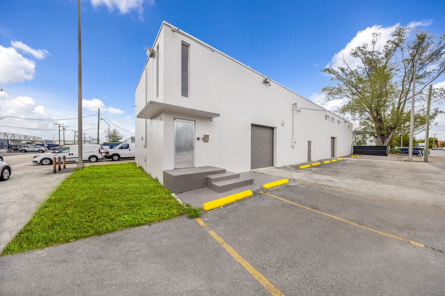 7550 W 2nd Ct, Hialeah, FL for lease - Primary Photo - Image 1 of 9