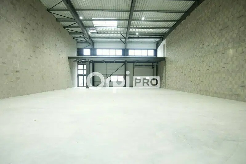 828 Rue De La Craz, Dagneux for lease - Interior Photo - Image 3 of 5