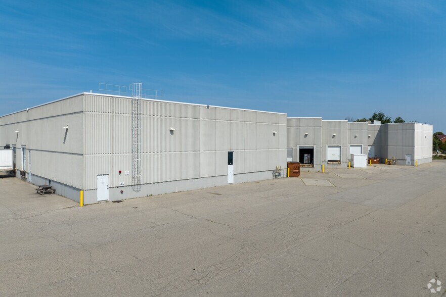 3330 Ridgeway Dr, Mississauga, ON à louer - Photo du bâtiment - Image 3 de 5