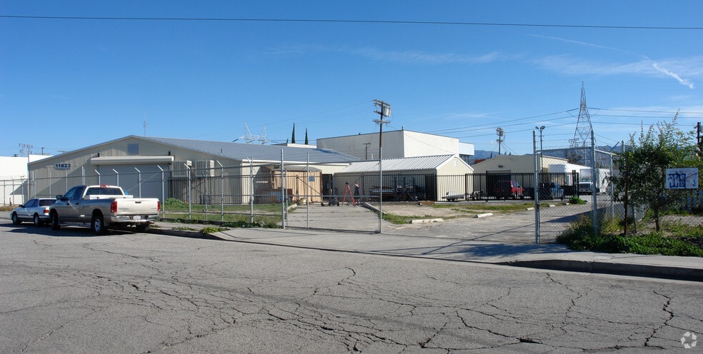 11825 Sherman Way, North Hollywood, CA for sale - Primary Photo - Image 1 of 6