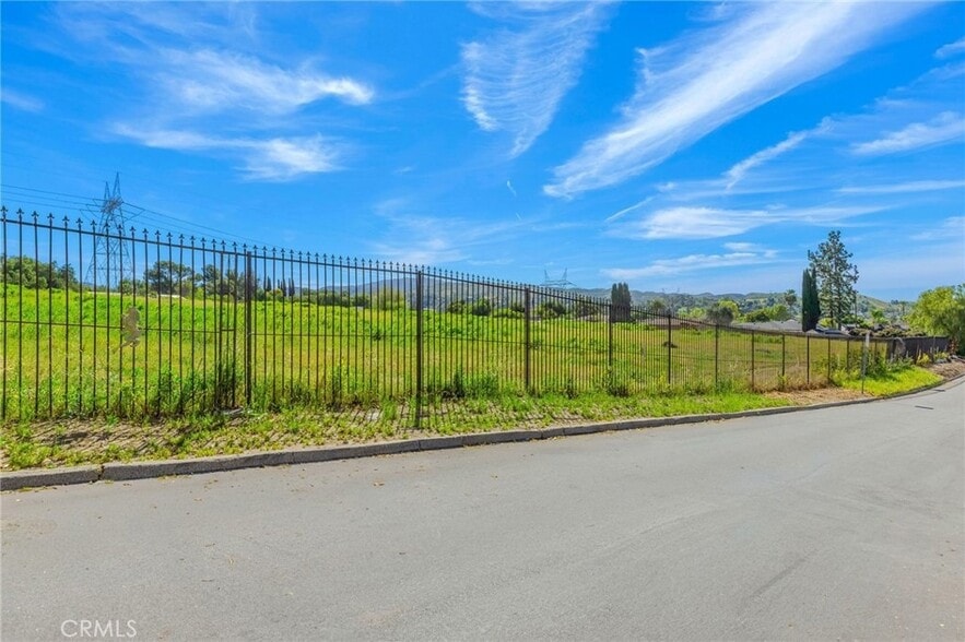 11326 Wheatland Ave, Sylmar, CA à vendre - Photo du bâtiment - Image 3 de 20