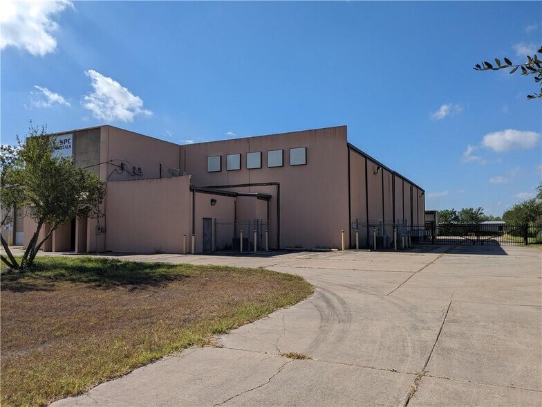 908 Cecilia St, Alice, TX à louer - Photo du bâtiment - Image 2 de 30