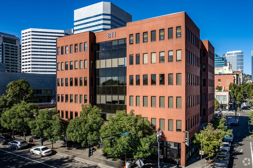 811 SW Naito Pky, Portland, OR à louer - Photo du bâtiment - Image 2 de 14