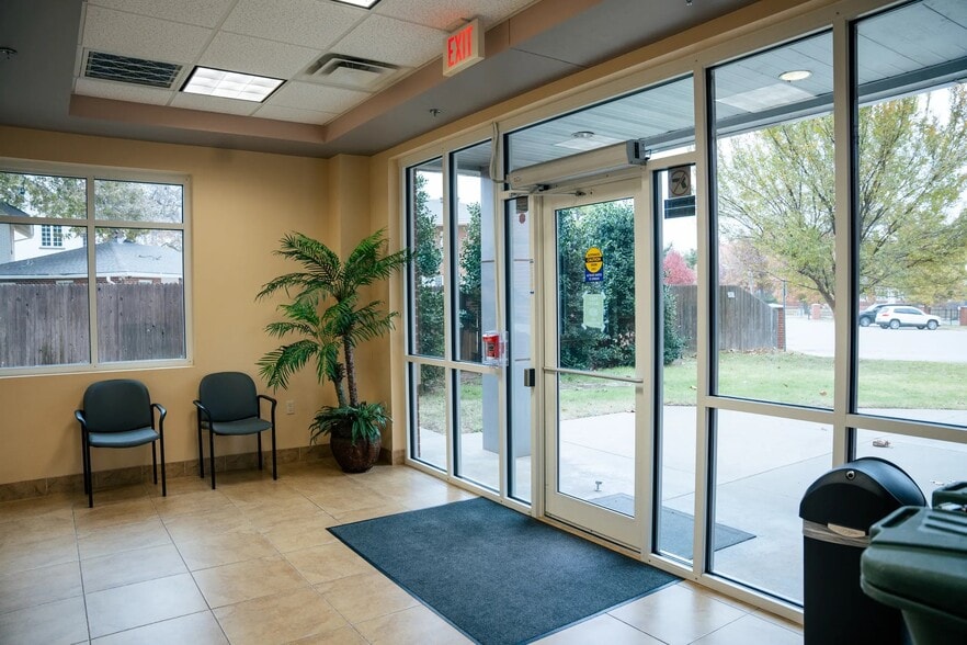 1226 N Shartel Ave, Oklahoma City, OK for sale - Interior Photo - Image 2 of 31