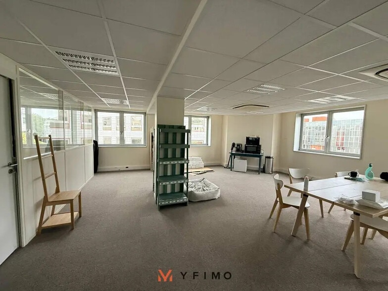 Office in Le Pecq for lease - Interior Photo - Image 2 of 8