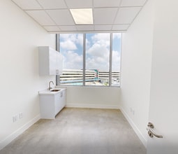 850 NW 42nd Ave, Miami, FL for lease Interior Photo- Image 2 of 5