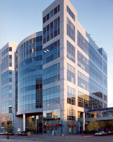 400 St Mary Ave, Winnipeg, MB à louer - Photo du bâtiment - Image 2 de 3