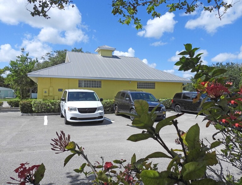 301-305 W Hibiscus Blvd, Melbourne, FL for lease - Building Photo - Image 3 of 3