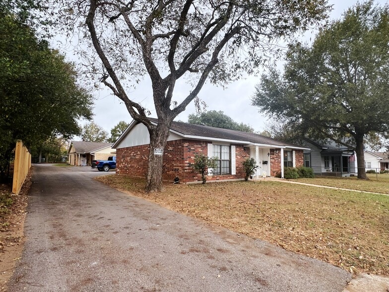 602 S Jackson St, Brenham, TX à vendre - Photo du bâtiment - Image 2 de 12