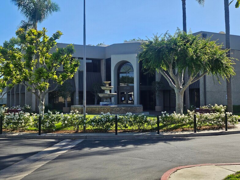 1745 W Orangewood Ave, Orange, CA à louer - Photo du bâtiment - Image 2 de 7
