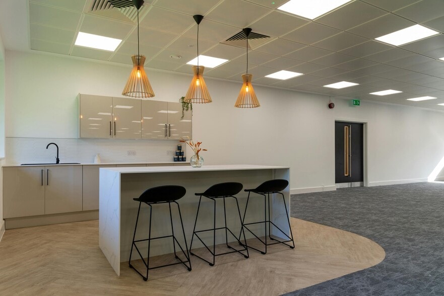 Grange Dr, Southampton for lease - Interior Photo - Image 3 of 34