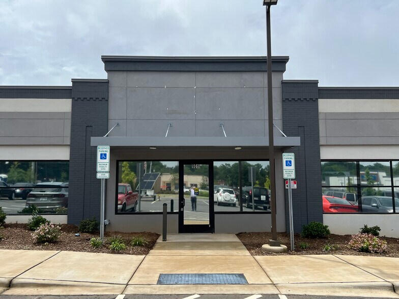 901 N Wendover Rd, Charlotte, NC à louer - Photo du bâtiment - Image 1 de 8