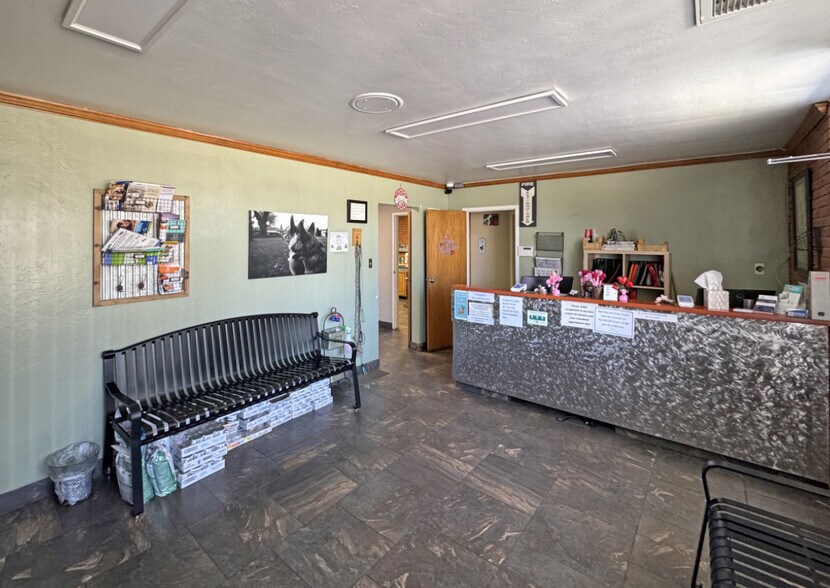8914 Menaul Blvd NE, Albuquerque, NM à louer - Photo du bâtiment - Image 2 de 11