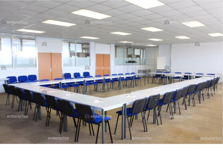 Office in Le Plessis Belleville for lease - Interior Photo - Image 2 of 8
