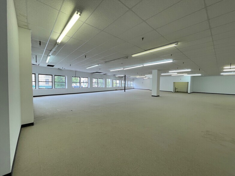 40-48 W Burnside Ave, Bronx, NY à louer - Photo du bâtiment - Image 3 de 17