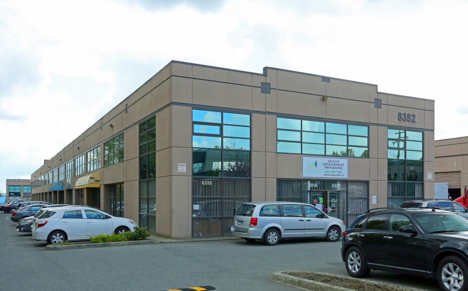 8352 130th St, Surrey, BC à vendre - Photo du bâtiment - Image 2 de 6