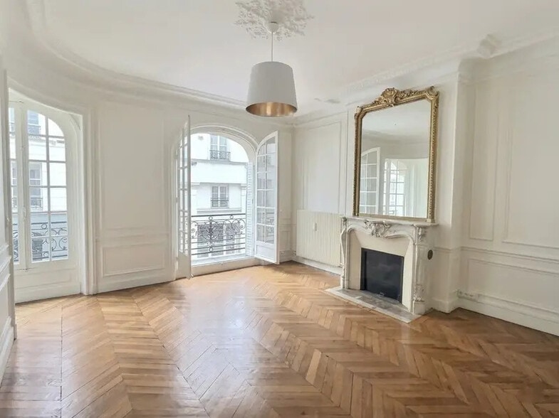 Office in Paris for lease - Interior Photo - Image 1 of 8