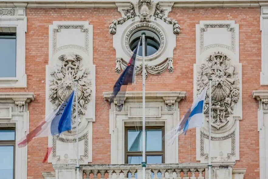 10 Place De La Joliette, Marseille à louer - Photo du bâtiment - Image 3 de 10