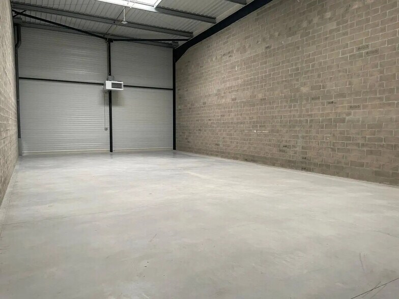 Local d'activités dans Persan à vendre - Photo du bâtiment - Image 1 de 8