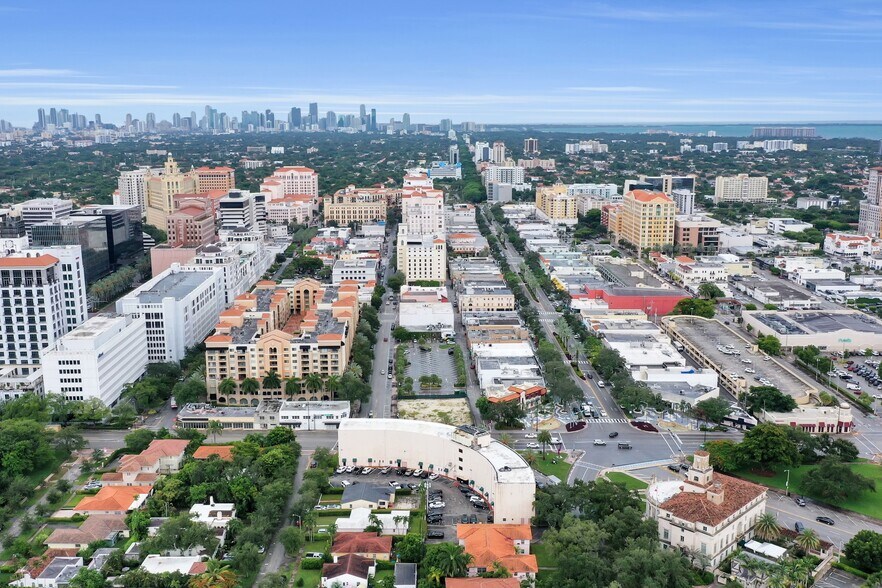 401 Coral Way, Coral Gables, FL à louer - Photo du bâtiment - Image 3 de 8