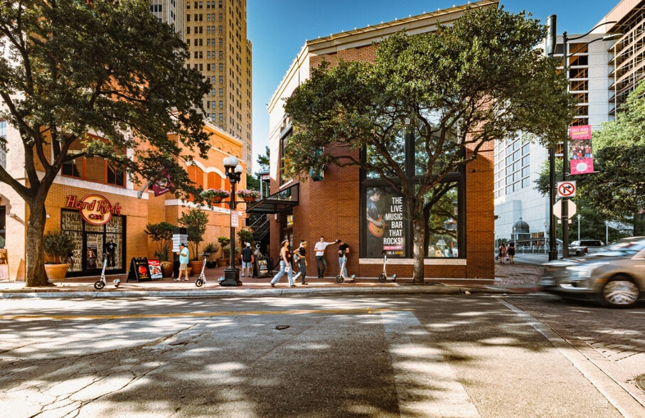 111 W Crockett St, San Antonio, TX à louer - Photo du bâtiment - Image 2 de 7
