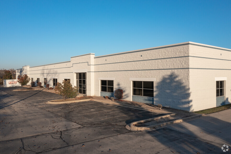 440 W Bell Ct, Oak Creek, WI for lease - Building Photo - Image 1 of 5