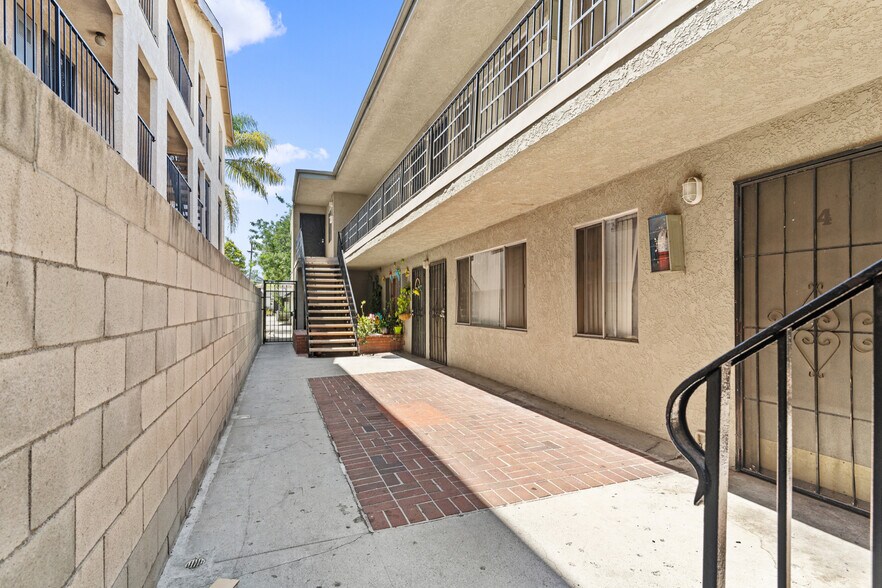 1036 Saint Louis Ave, Long Beach, CA à vendre - Photo du bâtiment - Image 3 de 19