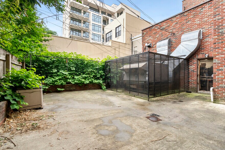 697 Grand St, Brooklyn, NY à vendre - Photo du bâtiment - Image 2 de 9