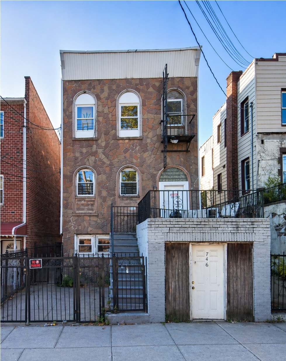 746 E 215th St, Bronx, NY à vendre Photo principale- Image 1 de 6