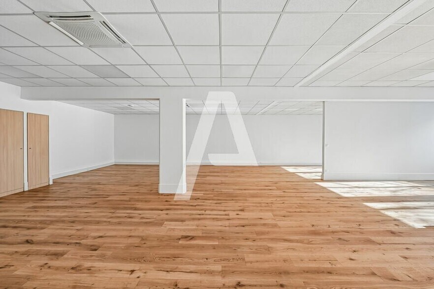 55 Avenue Danielle Casanova, Ivry-sur-Seine for lease - Interior Photo - Image 2 of 6