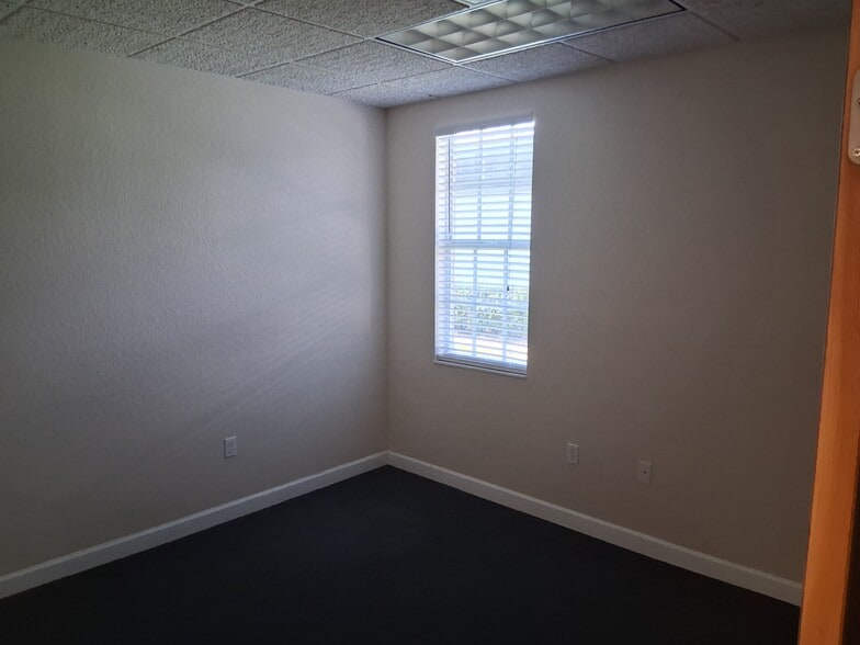 5218 4th Avenue Cir E, Bradenton, FL for lease - Building Photo - Image 3 of 8