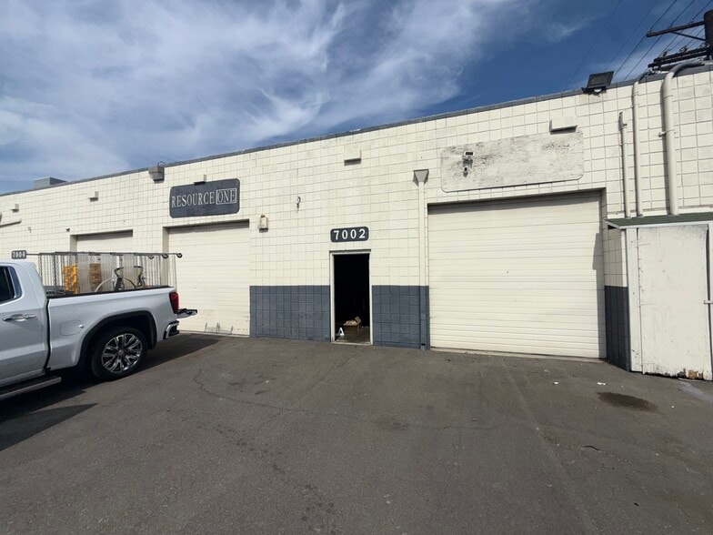 7000-7016 Darby Ave, Reseda, CA for lease - Building Photo - Image 2 of 5