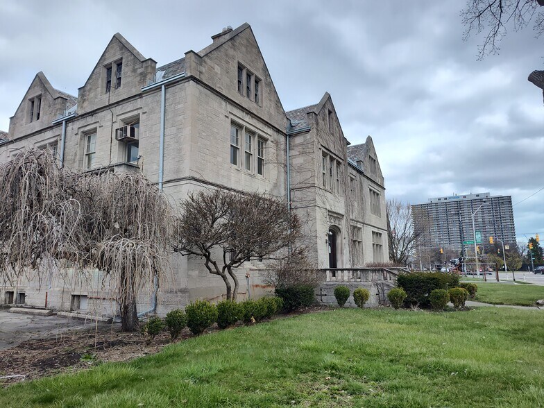 8443-8445 E Jefferson, Detroit, MI à vendre - Photo du bâtiment - Image 3 de 12
