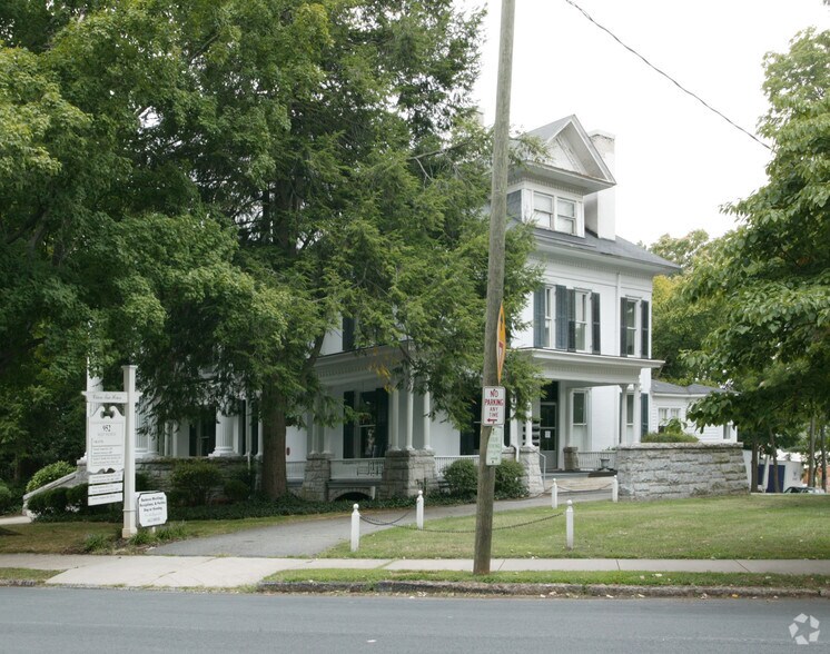 952 W Fourth St, Winston-Salem, NC à louer - Photo du bâtiment - Image 2 de 3