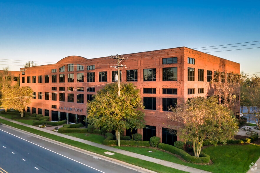 136 Fairview Rd, Mooresville, NC for lease - Building Photo - Image 2 of 4