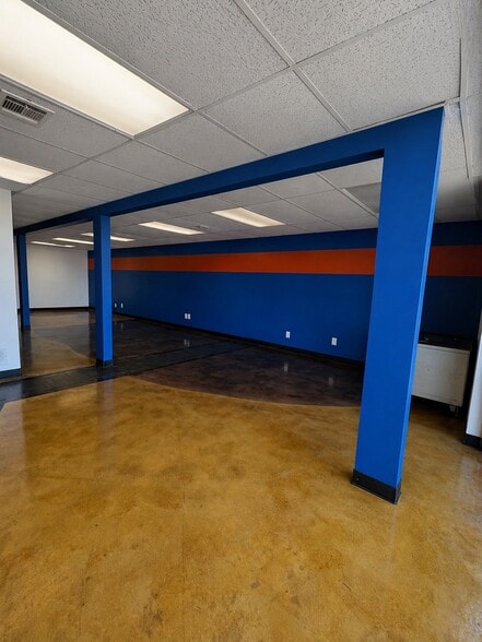 3601 W Harry St, Wichita, KS for lease - Building Photo - Image 3 of 17