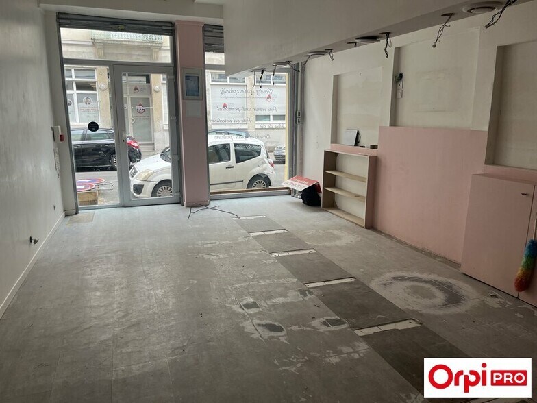 Commerce de détail dans Villeurbanne à louer - Photo du bâtiment - Image 3 de 7