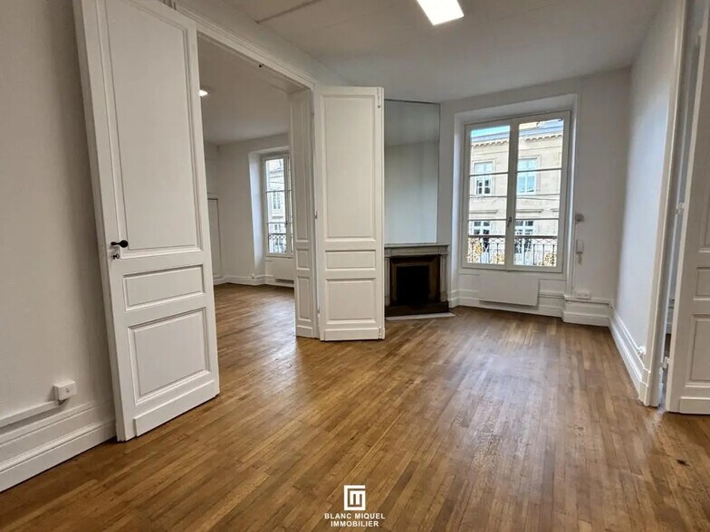 Office in Bordeaux for lease - Building Photo - Image 3 of 7