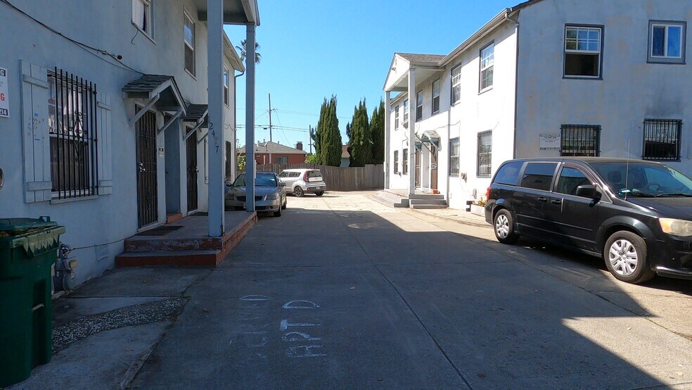 Portfolio of 2 4-Plexes in Richmond portefeuille de 2 propriétés à vendre sur LoopNet.ca - Photo principale - Image 2 de 14